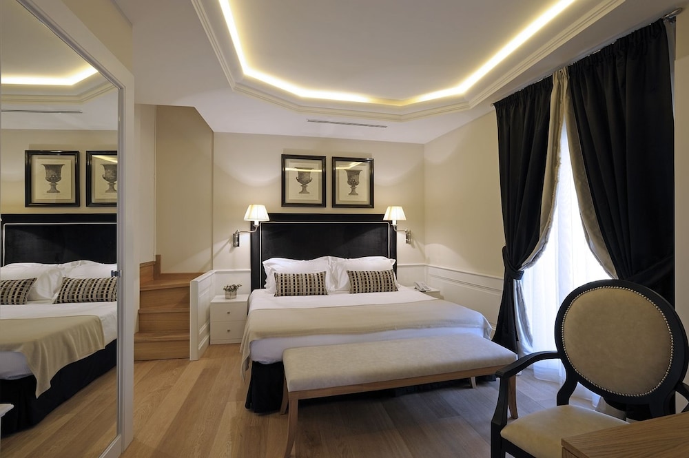 Trevi Palace Luxury Inn — Hotel rooms in Rome, Lazio