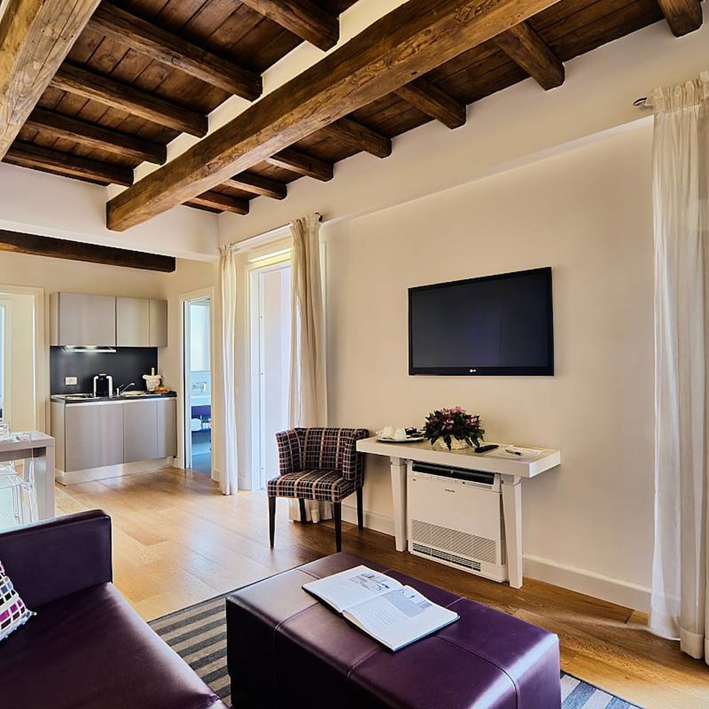 Trevi Palace Luxury Inn — Hotel rooms in Rome, Lazio