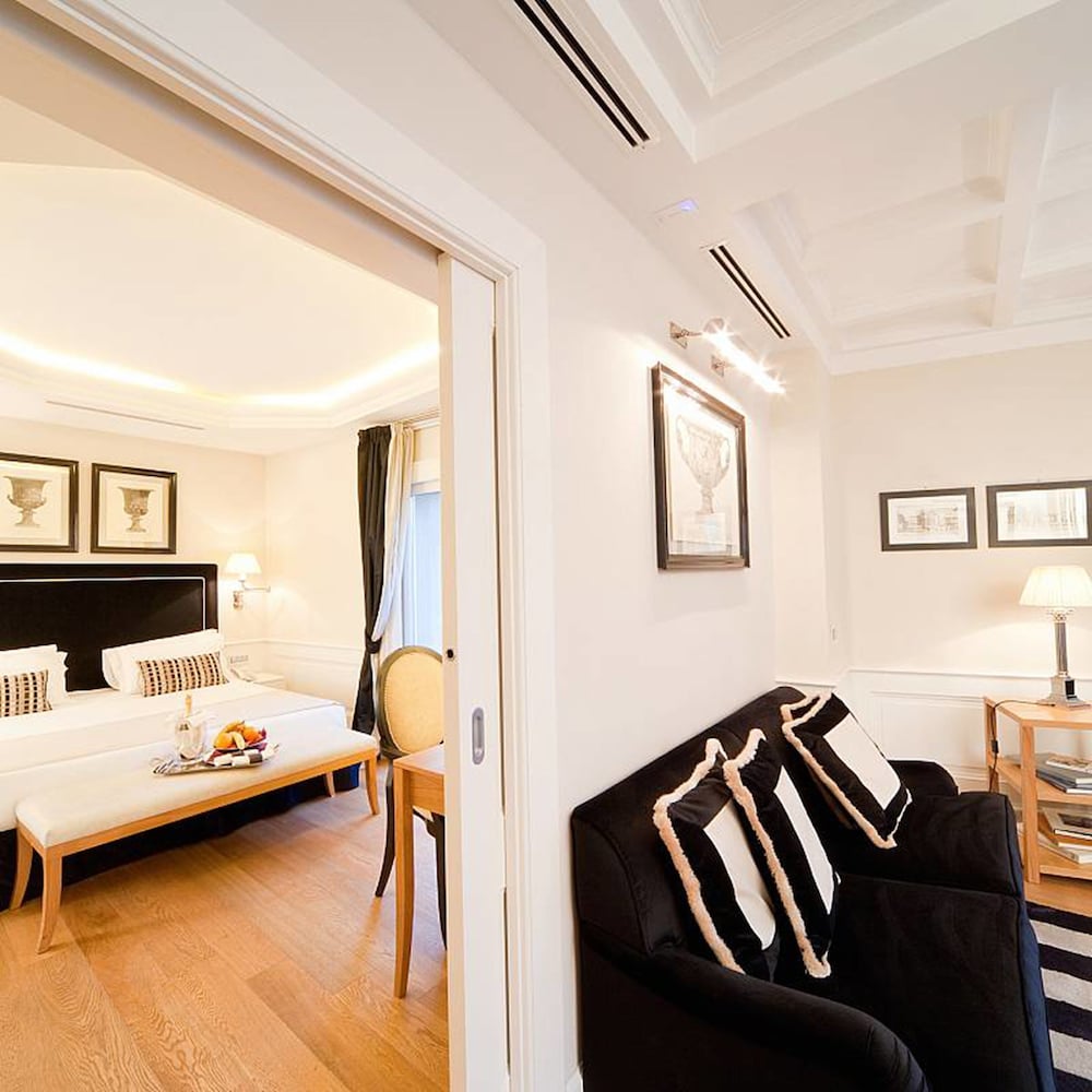 Trevi Palace Luxury Inn — Hotel rooms in Rome, Lazio