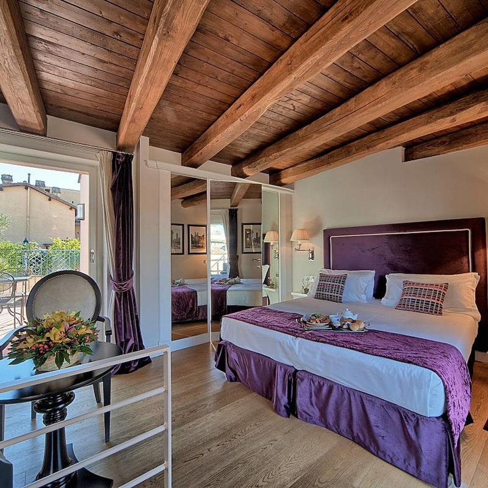 Trevi Palace Luxury Inn — Hotel rooms in Rome, Lazio