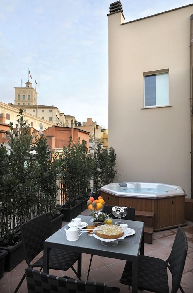Trevi Palace Luxury Inn — Hotel rooms in Rome, Lazio