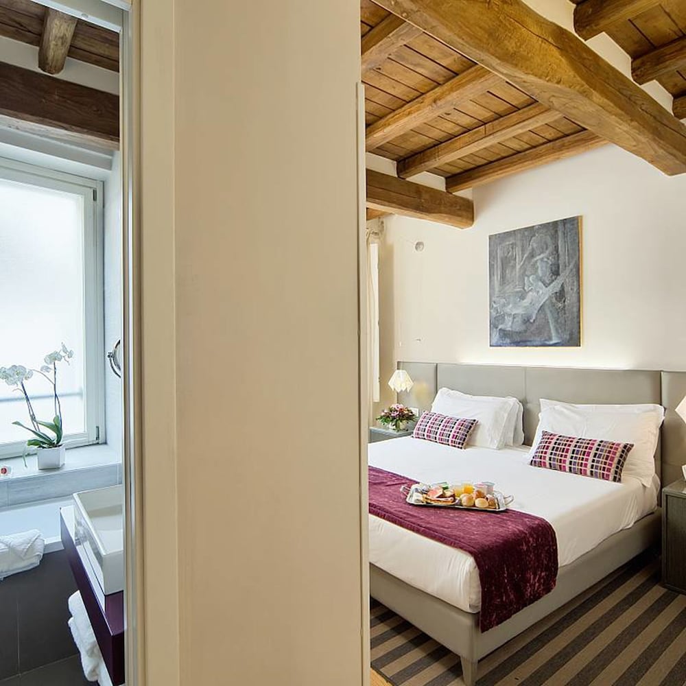 Trevi Palace Luxury Inn — Hotel rooms in Rome, Lazio