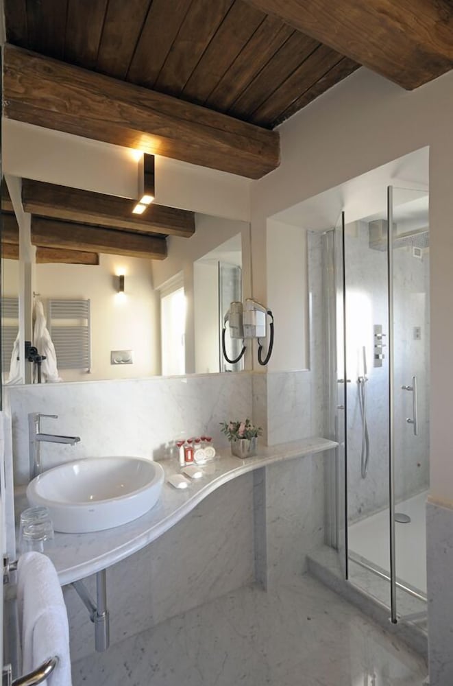 Trevi Palace Luxury Inn — Hotel rooms in Rome, Lazio