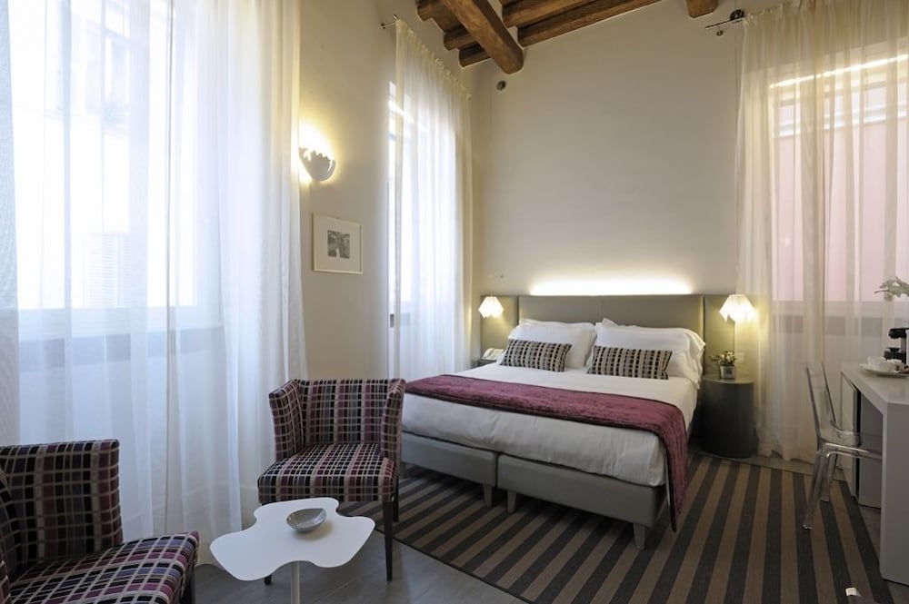 Trevi Palace Luxury Inn — Hotel rooms in Rome, Lazio