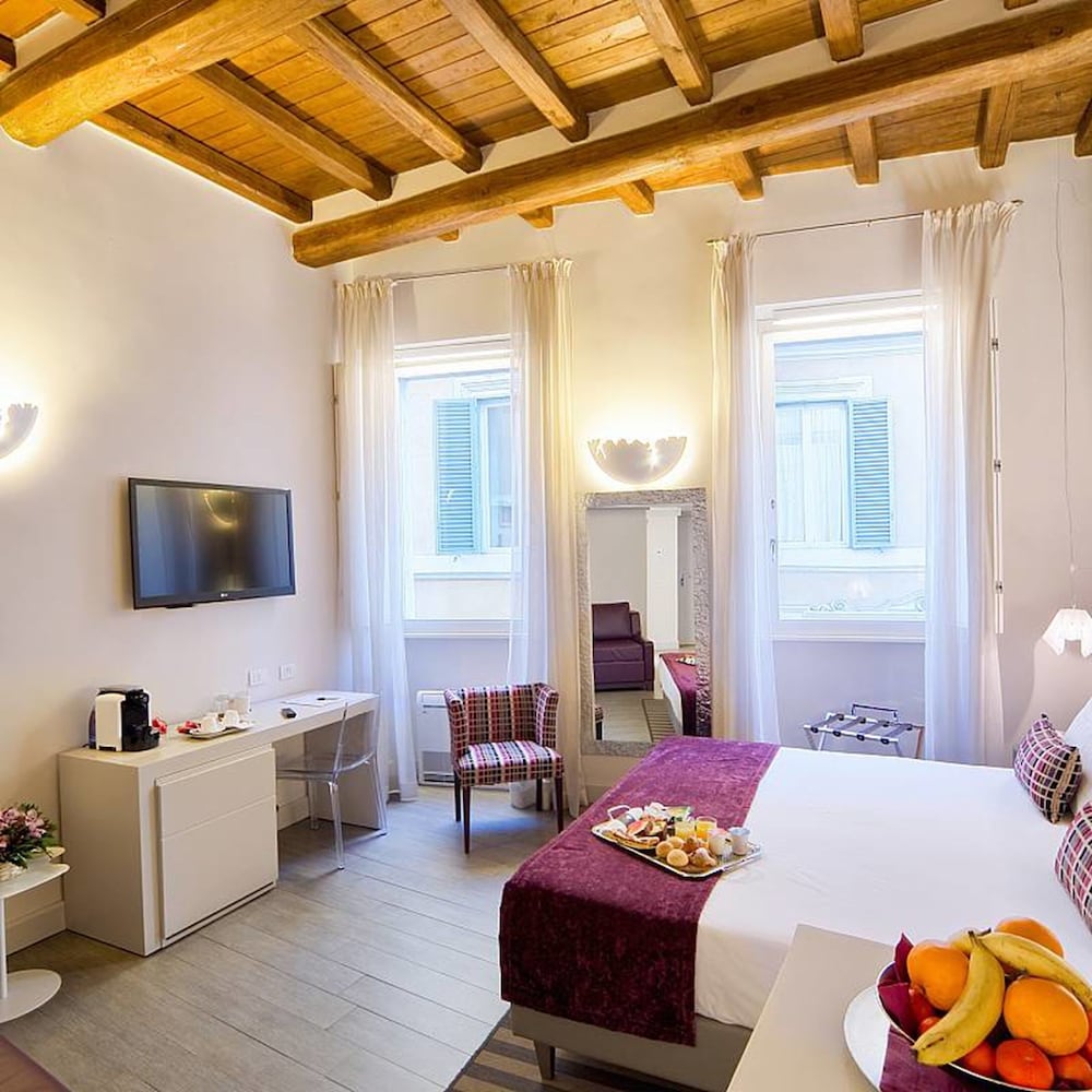 Trevi Palace Luxury Inn — Hotel rooms in Rome, Lazio
