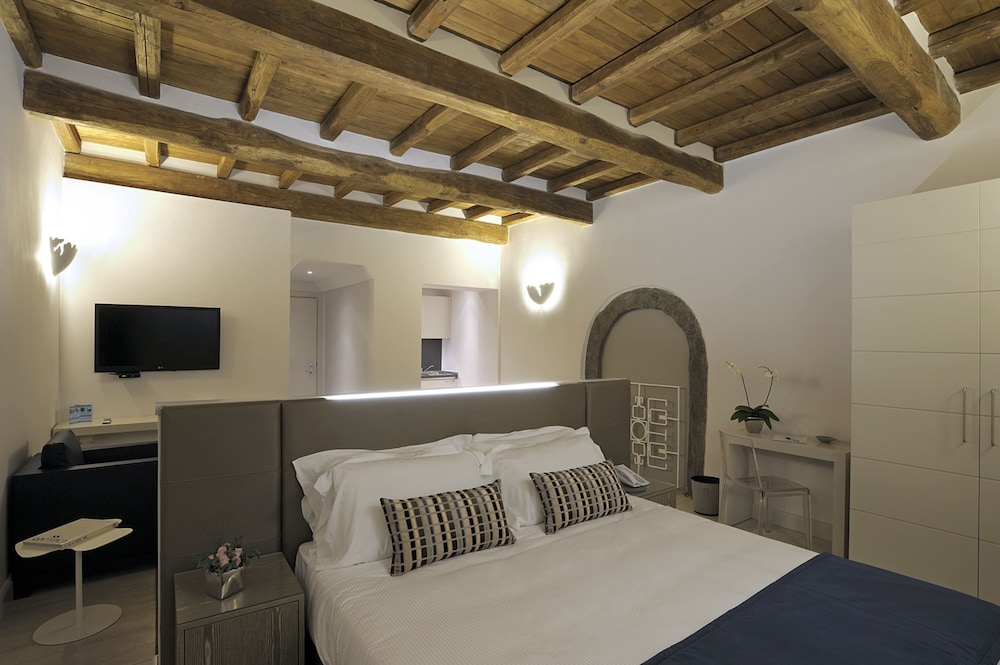 Trevi Palace Luxury Inn — Hotel rooms in Rome, Lazio