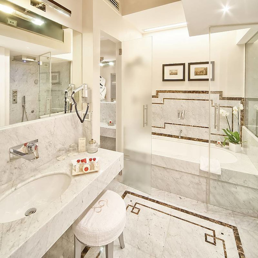 Trevi Palace Luxury Inn — Hotel rooms in Rome, Lazio