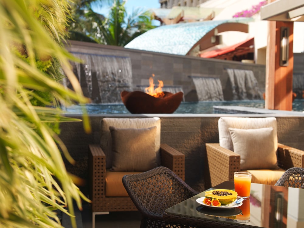 Hilton Grand Vacations Club Hokulani Waikiki Honolulu — Restaurant & bars in Honolulu, Hawaii