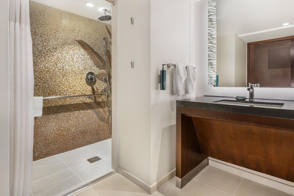 Hilton Grand Vacations Club Hokulani Waikiki Honolulu — Hotel rooms in Honolulu, Hawaii