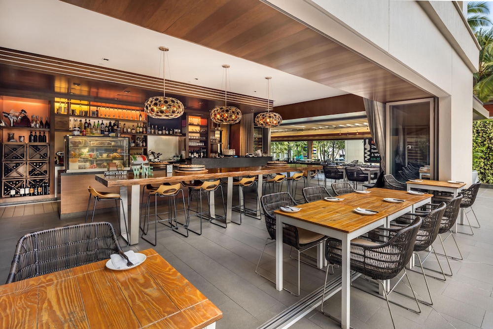 Hilton Grand Vacations Club Hokulani Waikiki Honolulu — Restaurant & bars in Honolulu, Hawaii