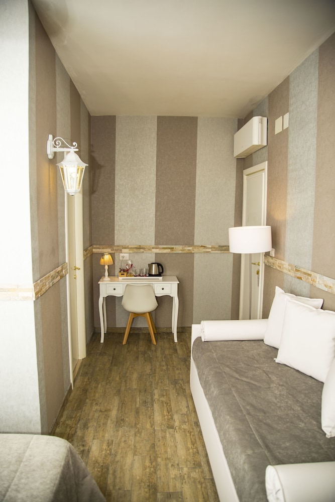Santamaria Inn — Hotel rooms in Rome, Lazio