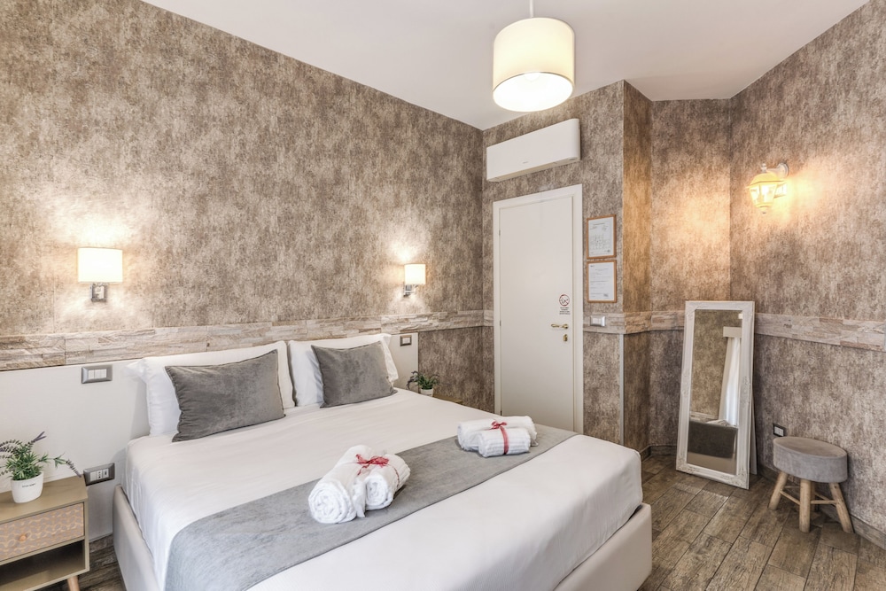 Santamaria Inn — Hotel rooms in Rome, Lazio