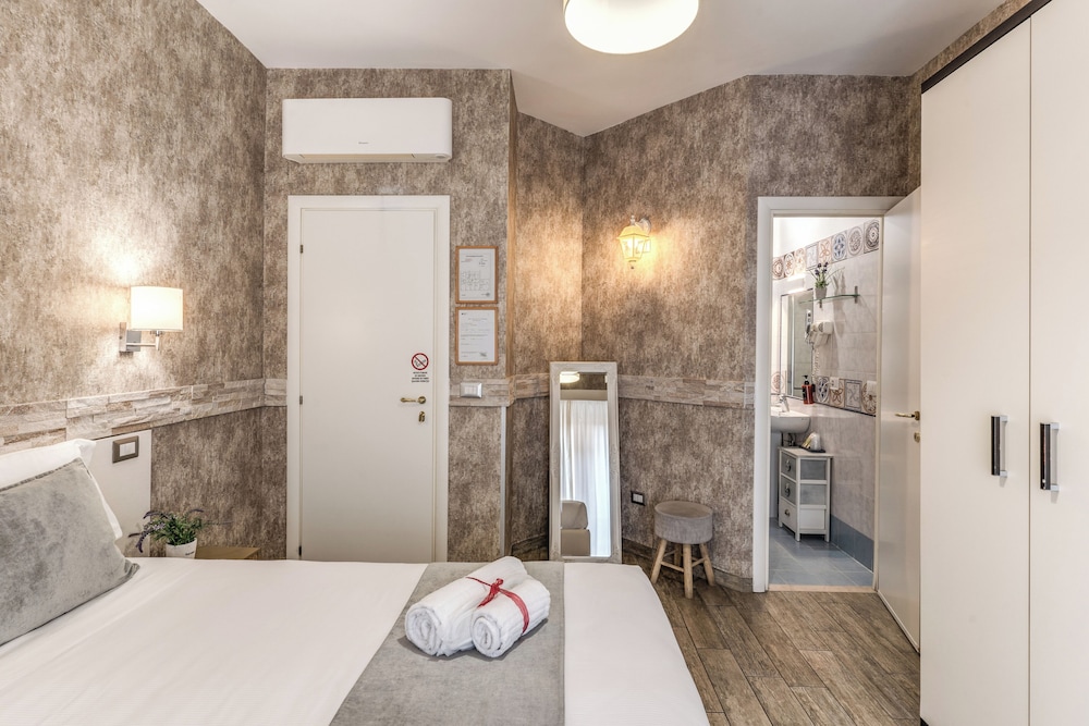 Santamaria Inn — Hotel rooms in Rome, Lazio