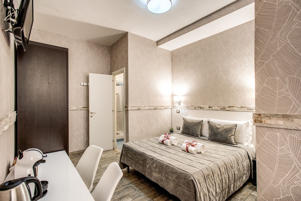 Santamaria Inn — Hotel rooms in Rome, Lazio