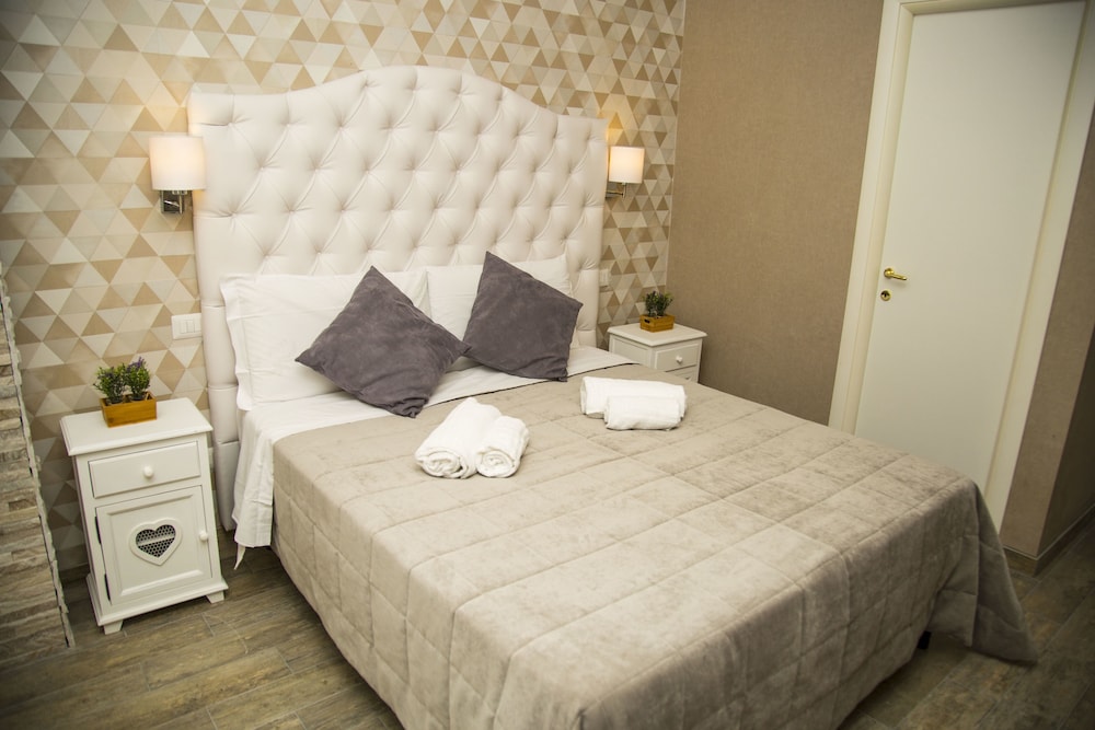 Santamaria Inn — Hotel rooms in Rome, Lazio