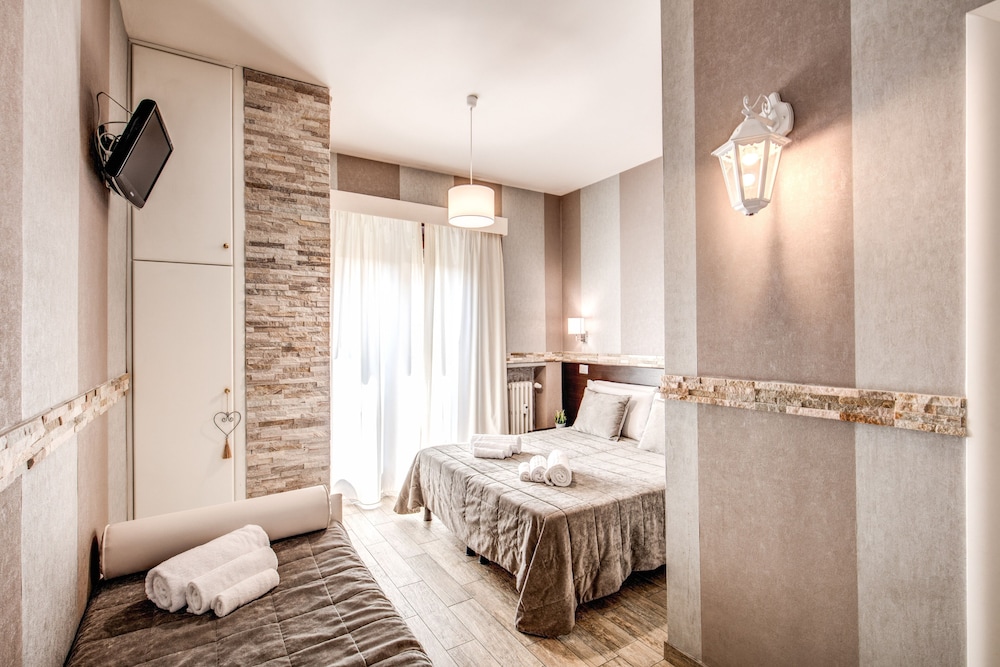 Santamaria Inn — Hotel rooms in Rome, Lazio