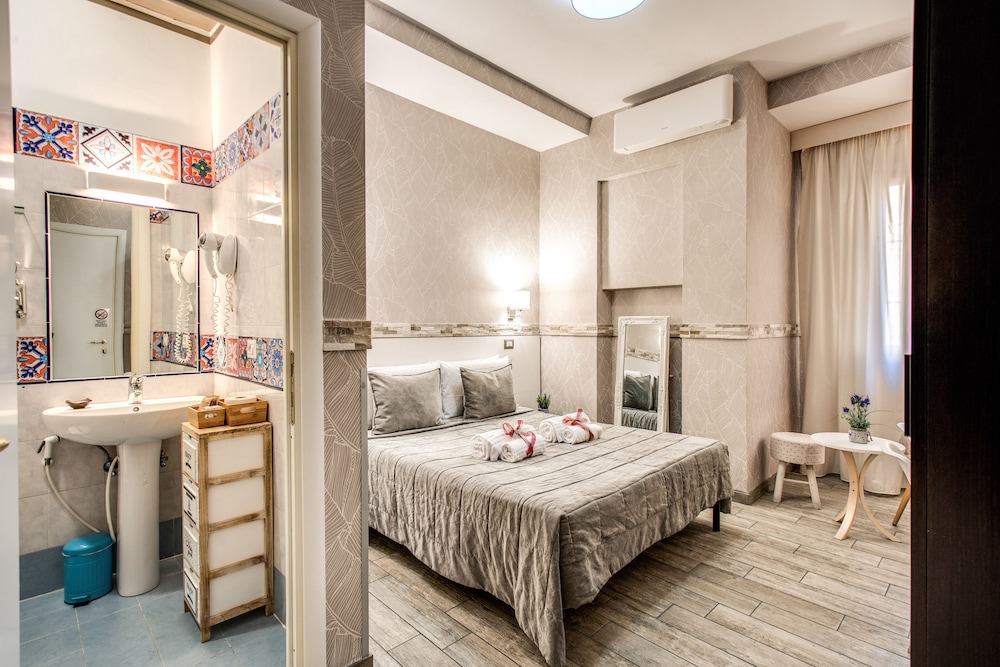 Santamaria Inn — Hotel rooms in Rome, Lazio