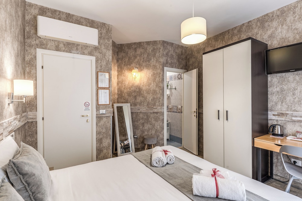 Santamaria Inn — Hotel rooms in Rome, Lazio