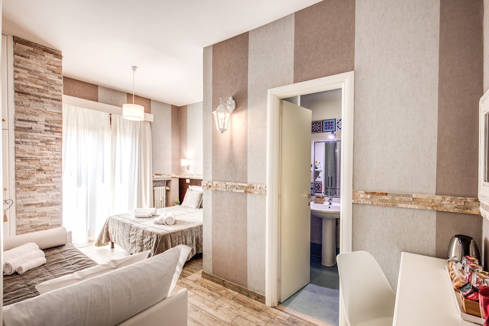 Santamaria Inn — Hotel rooms in Rome, Lazio