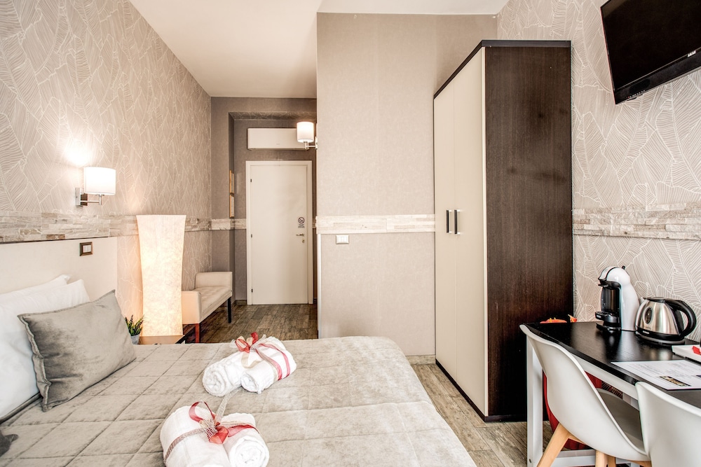Santamaria Inn — Hotel rooms in Rome, Lazio