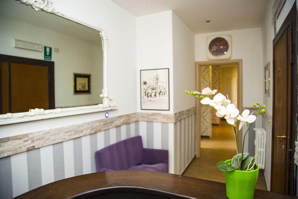 Santamaria Inn — Hotel building in Rome, Lazio