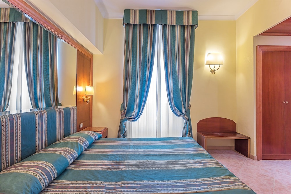 Raeli Hotel Lux — Hotel rooms in Rome, Lazio