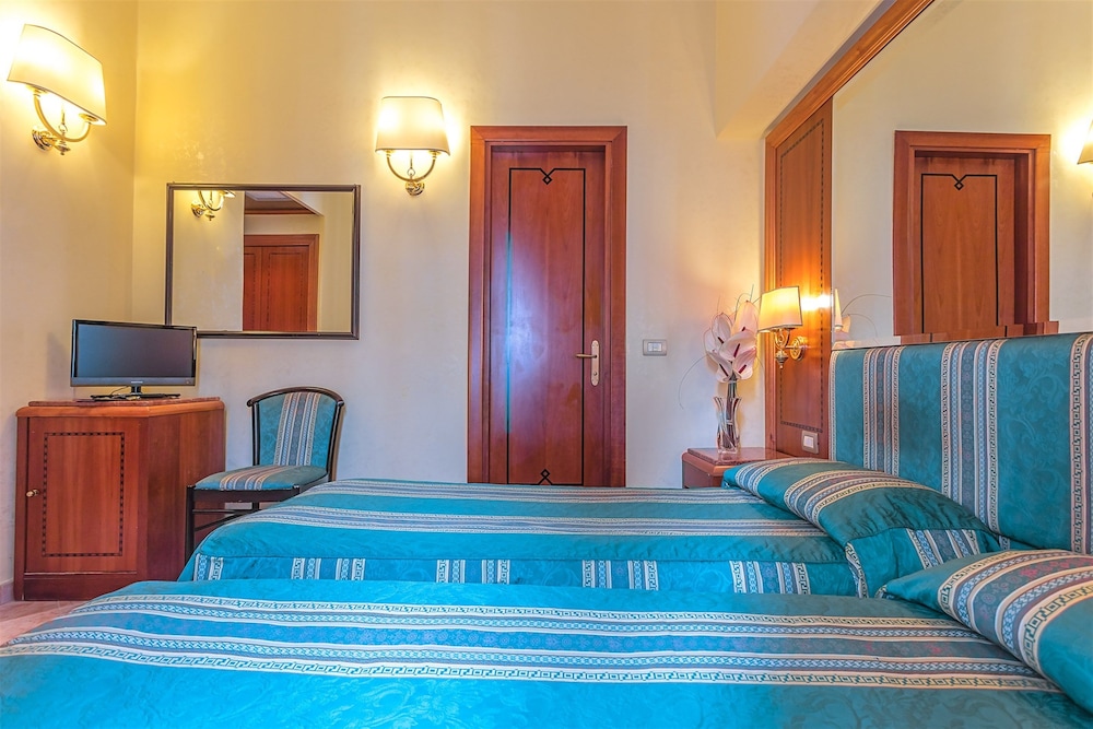Raeli Hotel Lux — Hotel rooms in Rome, Lazio