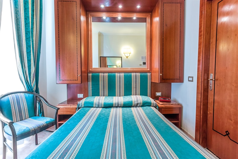 Raeli Hotel Lux — Hotel rooms in Rome, Lazio