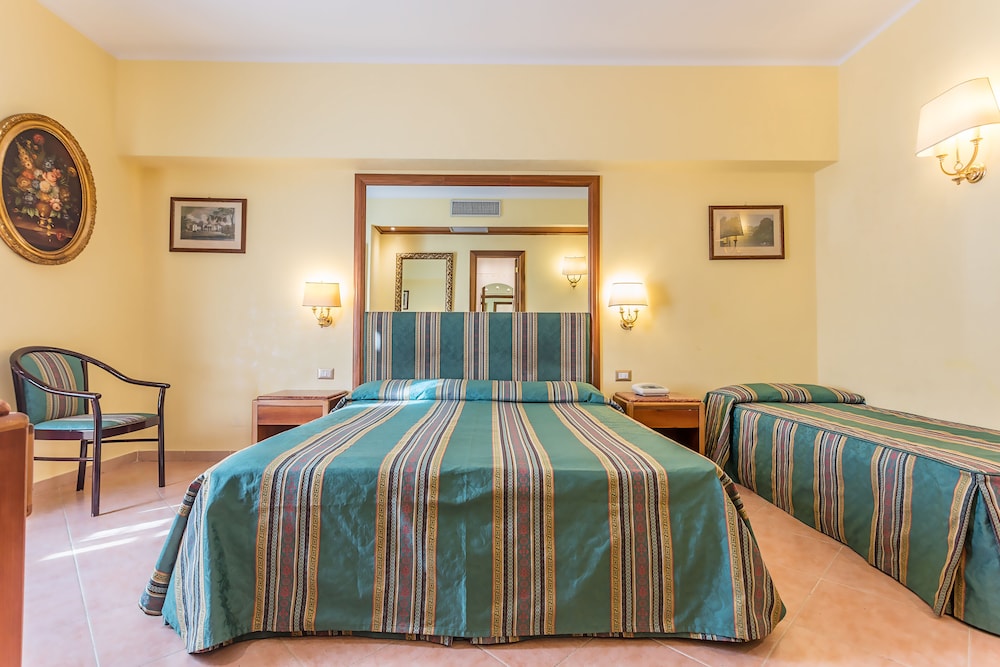 Raeli Hotel Lux — Hotel rooms in Rome, Lazio