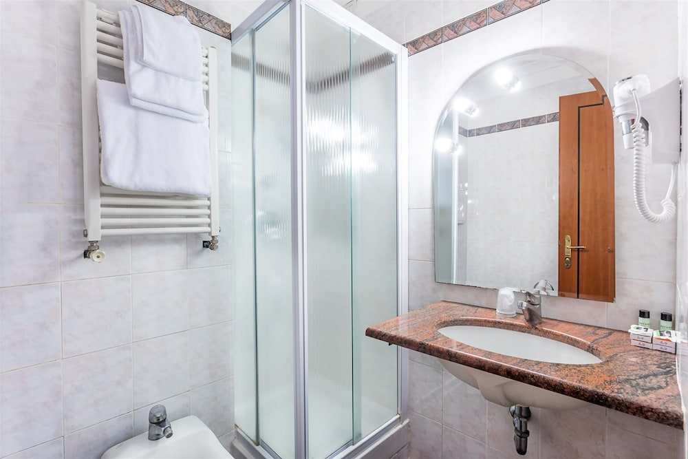 Raeli Hotel Lux — Hotel rooms in Rome, Lazio