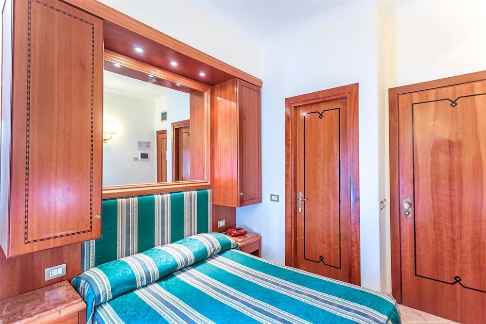 Raeli Hotel Lux — Hotel rooms in Rome, Lazio