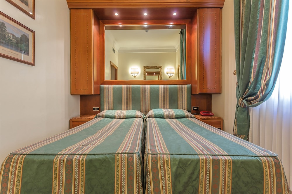 Raeli Hotel Lux — Hotel rooms in Rome, Lazio