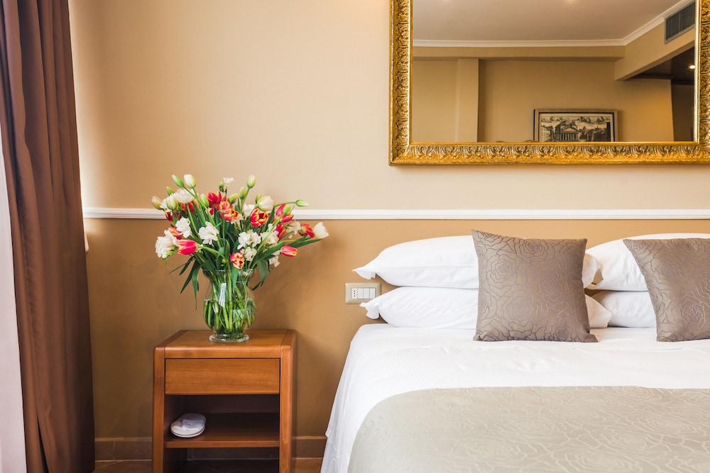 Raeli Hotel Lux — Hotel rooms in Rome, Lazio