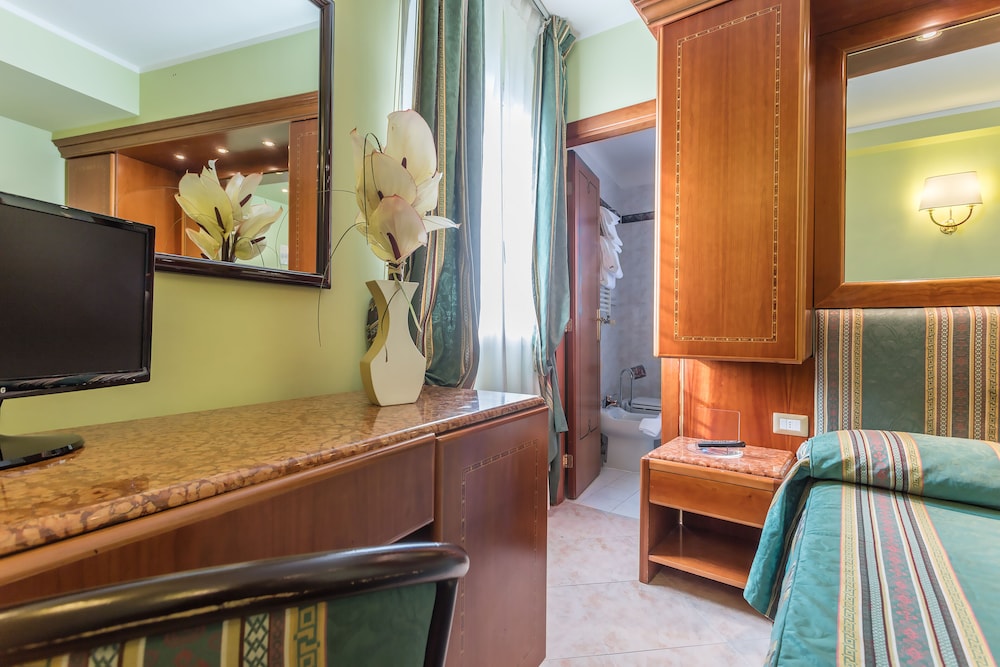 Raeli Hotel Lux — Hotel rooms in Rome, Lazio