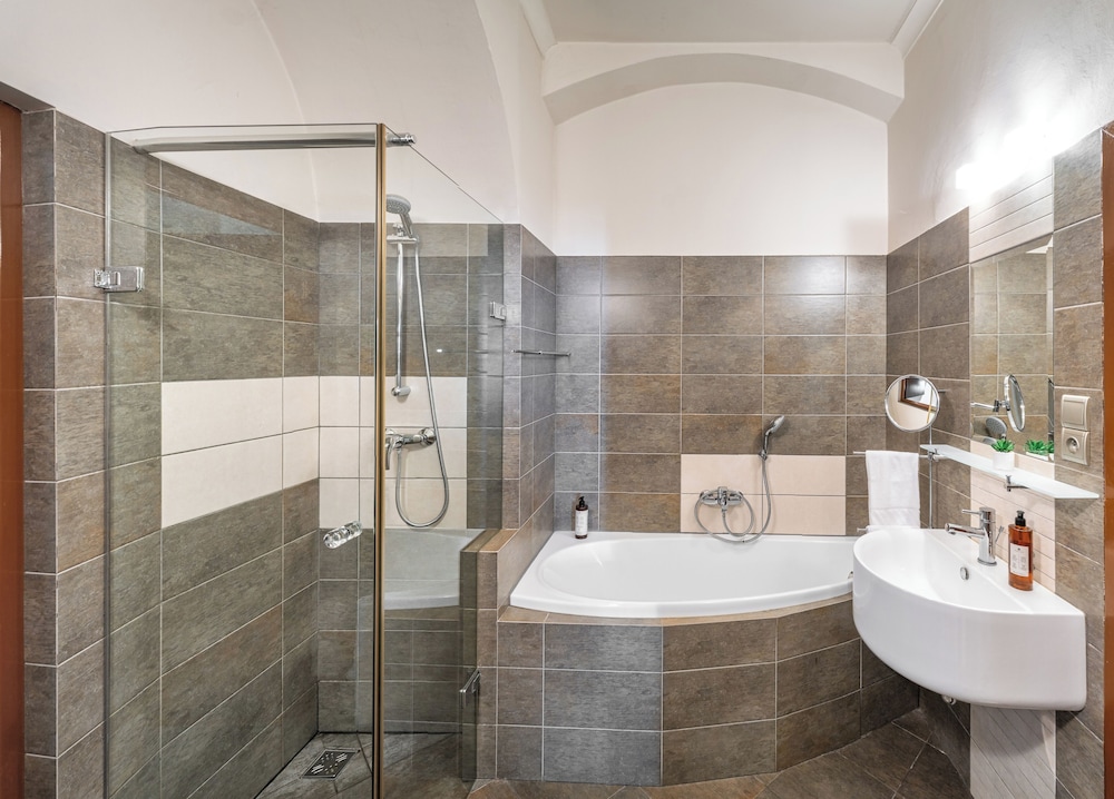 3 Epoques Apartments by Adrez Living — Hotel rooms in Prague, Prague