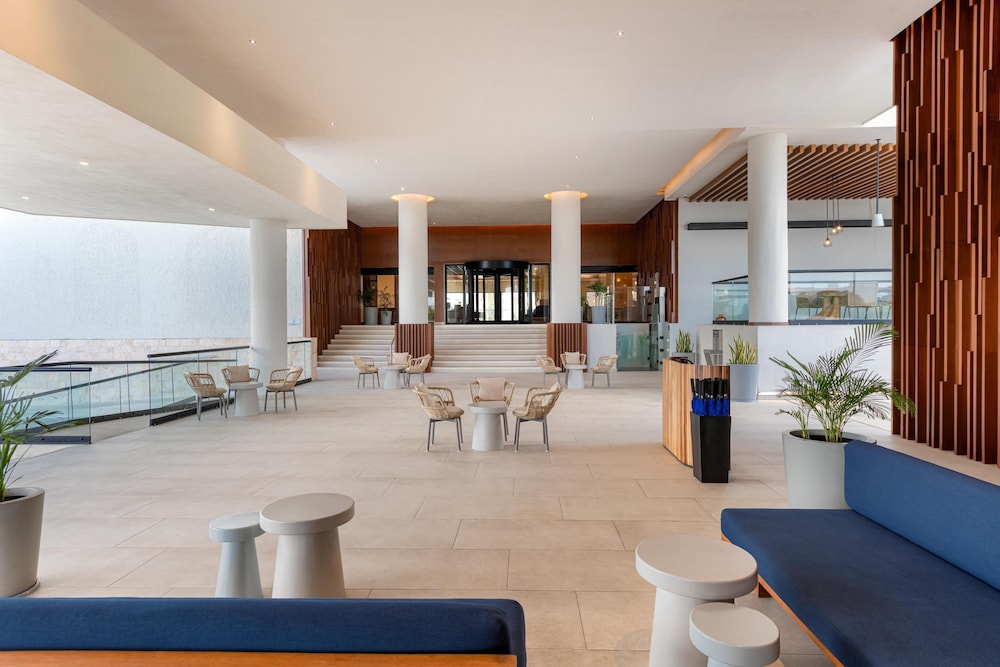 Hilton Cancun Mar Caribe All-Inclusive Resort — Hotel building in Cancun, Quintana Roo