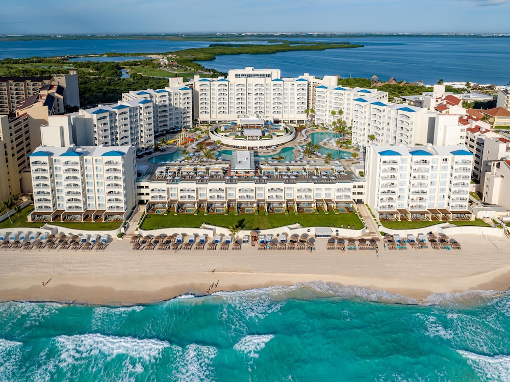 Hilton Cancun Mar Caribe All-Inclusive Resort — Hotel building in Cancun, Quintana Roo