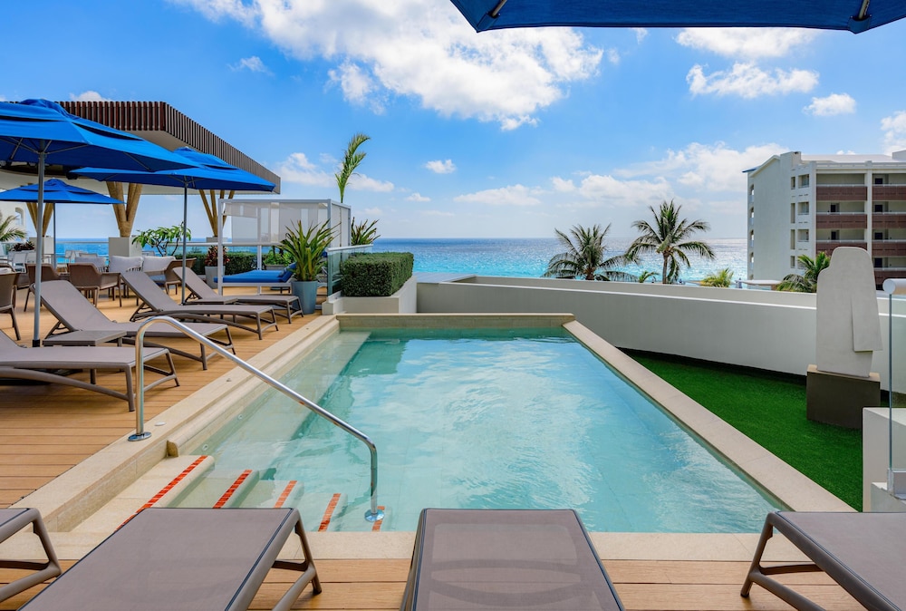 Hilton Cancun Mar Caribe All-Inclusive Resort — Swimming pool in Cancun, Quintana Roo