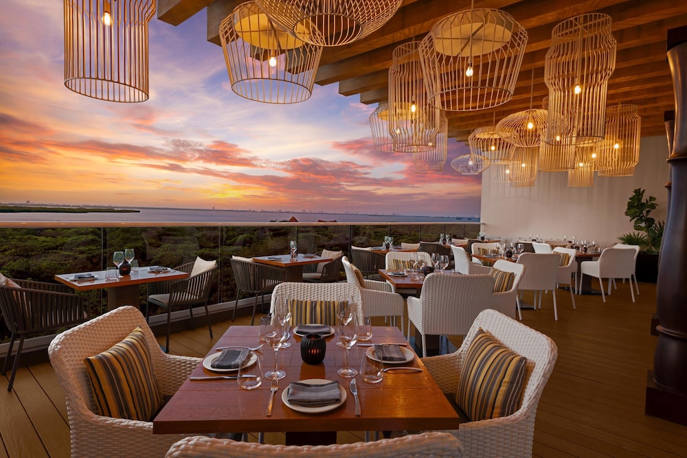 Hilton Cancun Mar Caribe All-Inclusive Resort — Restaurant & bars in Cancun, Quintana Roo