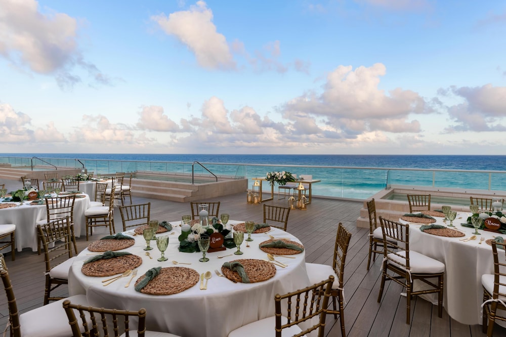Hilton Cancun Mar Caribe All-Inclusive Resort — Hotel building in Cancun, Quintana Roo