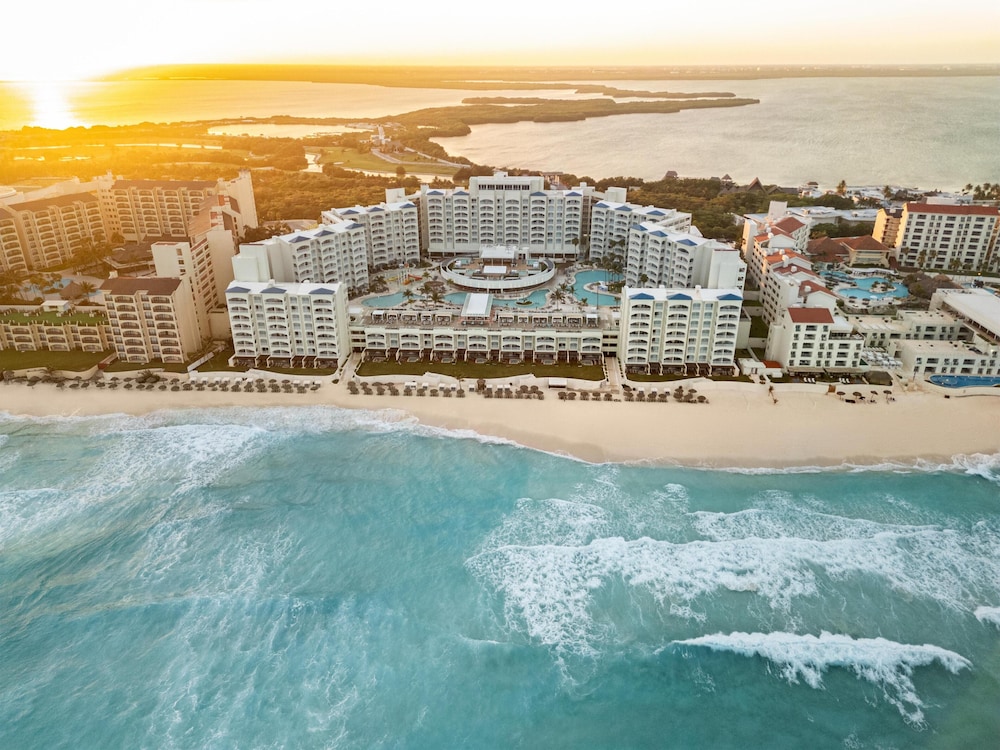 Hilton Cancun Mar Caribe All-Inclusive Resort — Beach in Cancun, Quintana Roo