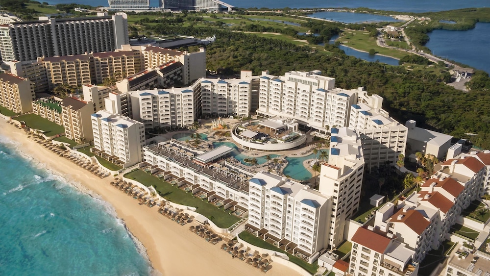 Hilton Cancun Mar Caribe All-Inclusive Resort — Hotel building in Cancun, Quintana Roo