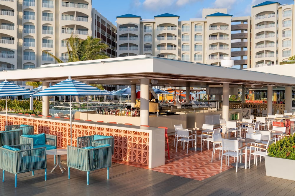 Hilton Cancun Mar Caribe All-Inclusive Resort — Restaurant & bars in Cancun, Quintana Roo
