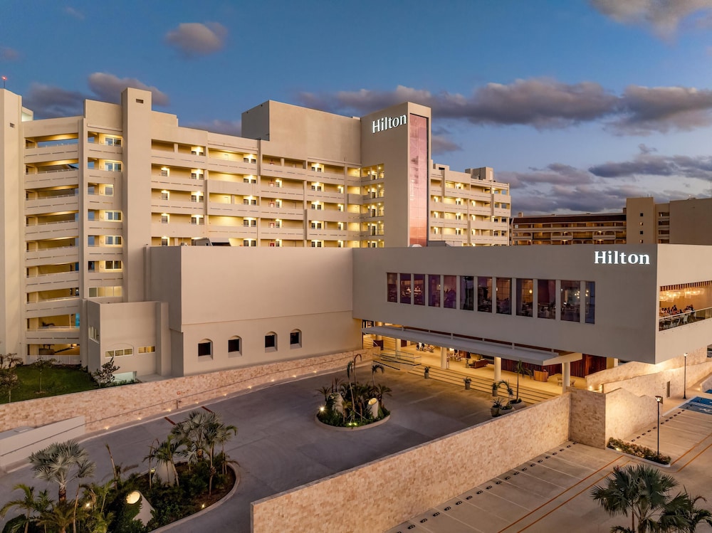 Hilton Cancun Mar Caribe All-Inclusive Resort — Hotel building in Cancun, Quintana Roo