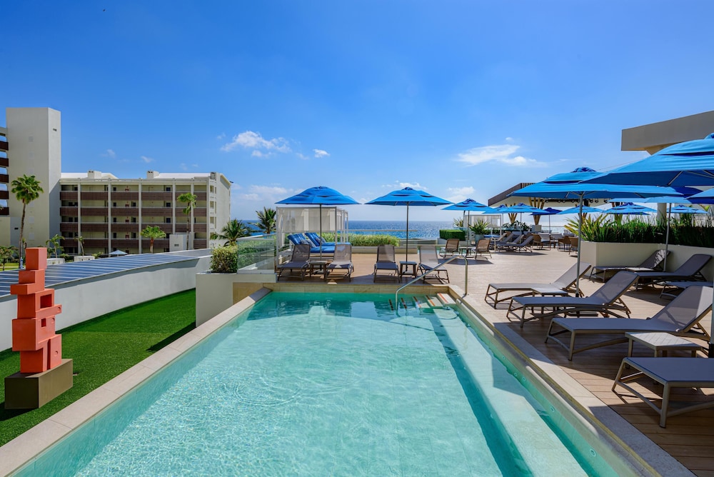 Hilton Cancun Mar Caribe All-Inclusive Resort — Swimming pool in Cancun, Quintana Roo