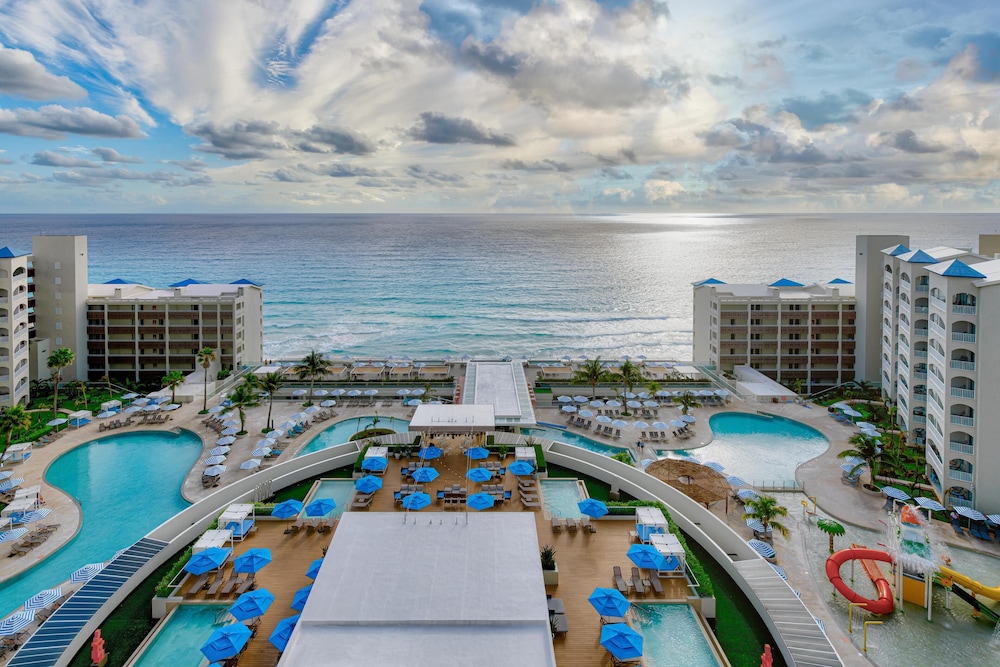 Hilton Cancun Mar Caribe All-Inclusive Resort — Swimming pool in Cancun, Quintana Roo
