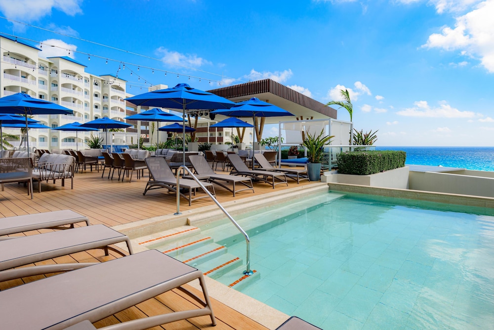 Hilton Cancun Mar Caribe All-Inclusive Resort — Swimming pool in Cancun, Quintana Roo