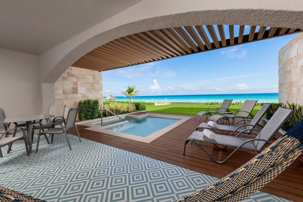 Hilton Cancun Mar Caribe All-Inclusive Resort — Swimming pool in Cancun, Quintana Roo