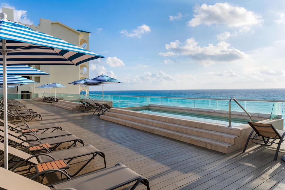 Hilton Cancun Mar Caribe All-Inclusive Resort — Swimming pool in Cancun, Quintana Roo