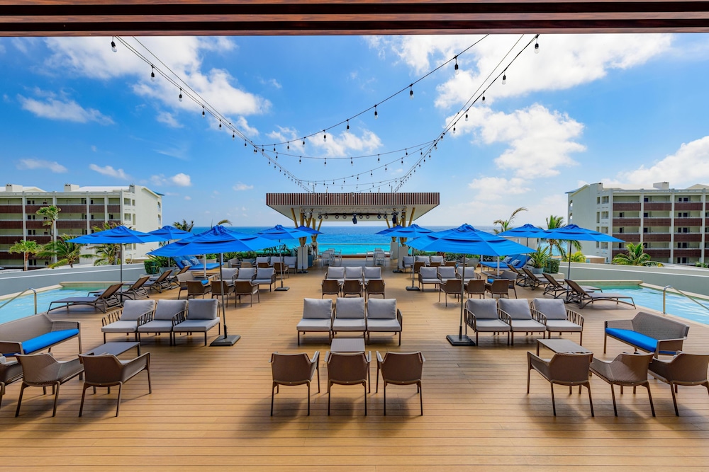 Hilton Cancun Mar Caribe All-Inclusive Resort — Restaurant & bars in Cancun, Quintana Roo